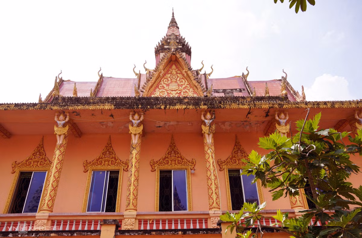 Ở phía đối diện các tòa sala là chánh điện.