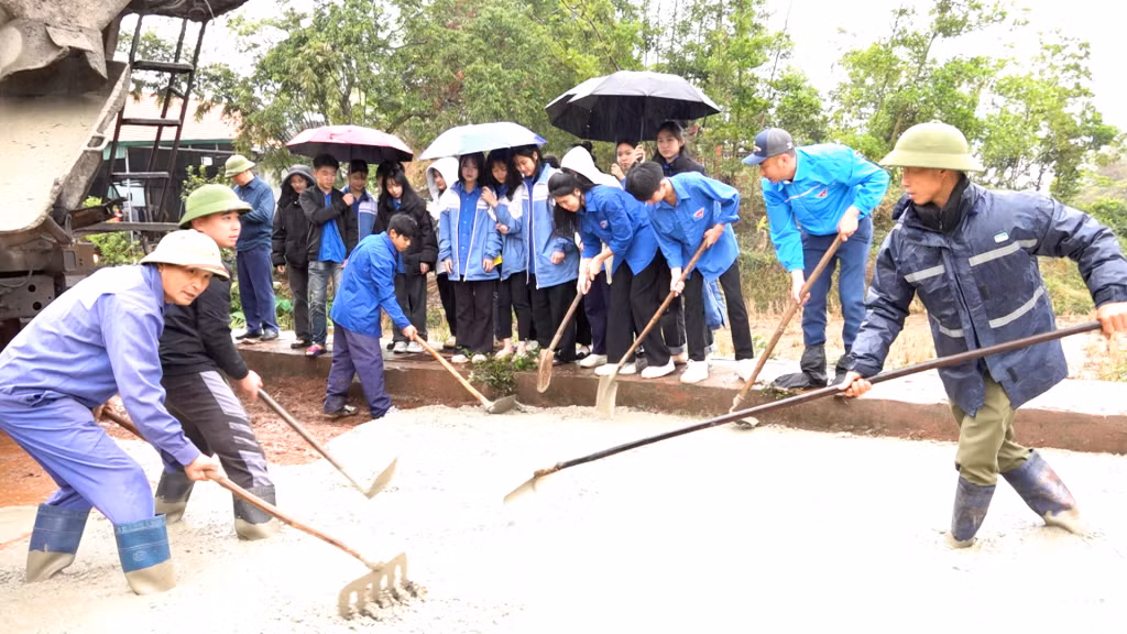 Đoàn Thanh niên thành phố, các lực lượng xã Hải Hòa và nhân dân thôn Đồng Cói tham gia làm đường bê tông.