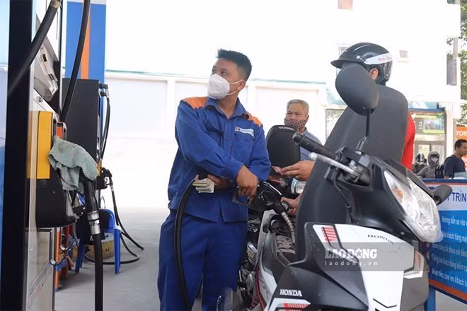 Giá xăng dầu biến động trái chiều từ 15h hôm nay (27/2), sau điều chỉnh của liên Bộ Công Thương - Tài chính. Ảnh: Anh Tuấn