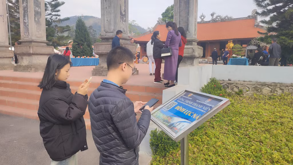 Người dân và du khách quét mã QR tìm hiểu thông tin về di tích lịch sử đình Lục Nà.