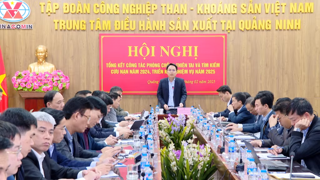 Lãnh đạo Tập đoàn TKV phát biểu chỉ đạo tại Hội nghị. 