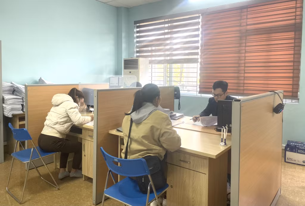 Cán bộ Trung tâm DVVL tỉnh tư vấn, giới thiệu việc làm cho người lao động.