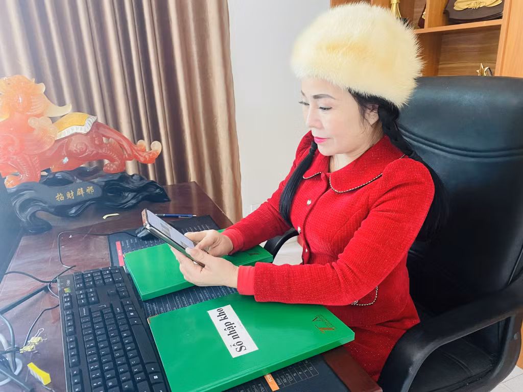 Bà Cao Hồng Vân, Chủ tịch Công ty TNHH MTV Newstar, đưa sản phẩm của Công ty lên sàn thương mại điện tử.