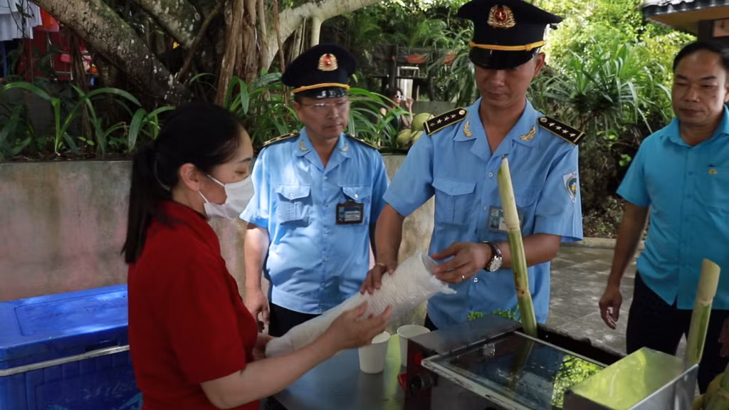 Hưởng ứng chương trình ‟Vịnh Hạ Long không rác thải nhựa”, các cơ sở dịch vụ trên vịnh đã có những sản phẩm thay thế phù hợp.