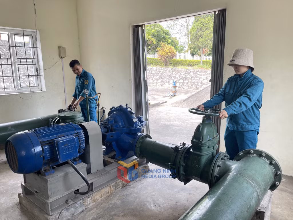 Vận hành hệ thống máy móc tại Nhà máy nước Miếu Hương (phường Bình Khê).