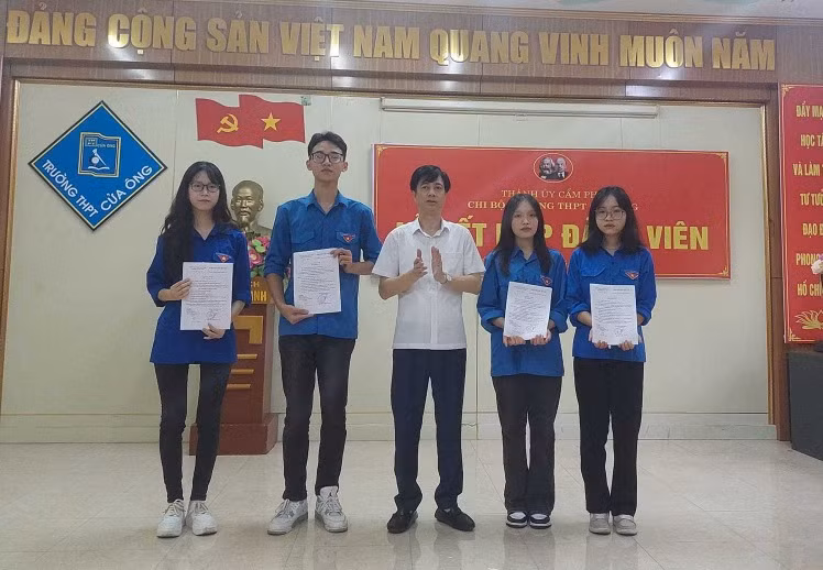 Bí thư Chi bộ, Hiệu trưởng Trường THPT Cửa Ông (TP Cẩm Phả) trao quyết định kết nạp Đảng cho các đảng viên mới, tháng 7/2024.