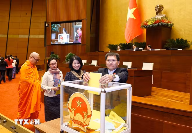 Đại biểu Quốc hội bỏ phiếu bầu Phó Chủ tịch Quốc hội và Ủy viên Ủy ban Thường vụ Quốc hội; phê chuẩn đề nghị của Thủ tướng Chính phủ về việc bổ nhiệm các Phó Thủ tướng Chính phủ, Bộ trưởng và thành viên khác của Chính phủ. (Ảnh: Doãn Tấn/TTXVN)