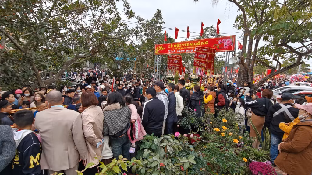 Lễ hội Tiên Công năm 2025 thu hút hàng vạn du khách đến tham quan, hòa mình vào không khí rộn ràng của một trong những lễ hội đặc sắc, ý nghĩa nhất của TX Quảng Yên và cả tỉnh Quảng Ninh.