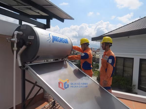 Hệ thống bình nước nóng sử dụng năng lượng mặt trời của hộ gia đình ông Đào Quang Tuấn (TP Hạ Long). Ảnh do đơn vị cung cấp.