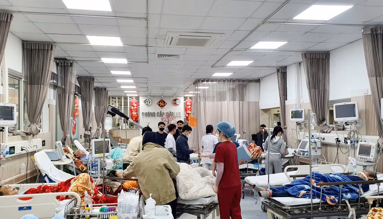 Bệnh nhân vào cấp cứu tại Bệnh viện Bạch Mai trong dịp Tết. Ảnh: BVCC.