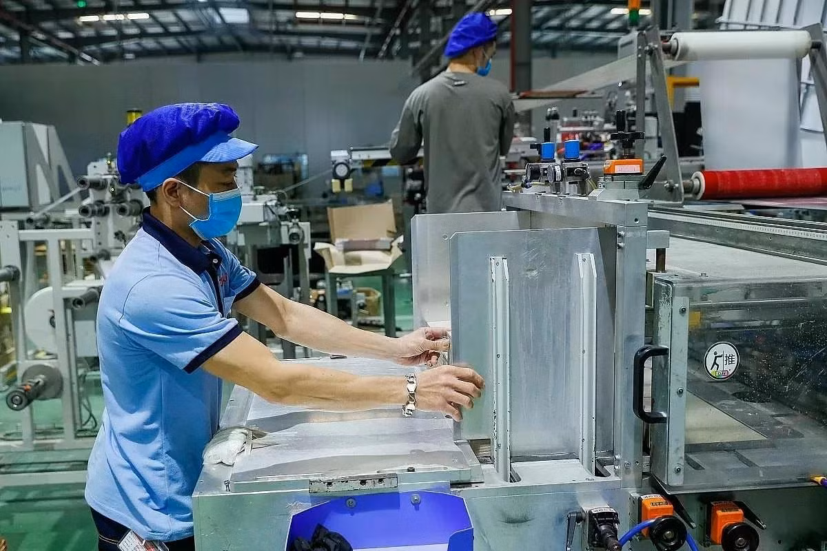 Doanh nghiệp tăng nhập khẩu phục vụ sản xuất, xuất khẩu (Ảnh: TTXVN)