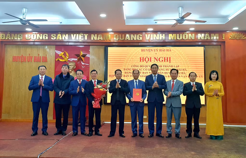 Trao Quyết định, tặng hoa chúc mừng Đảng bộ Các cơ quan Đảng huyện Hải Hà.