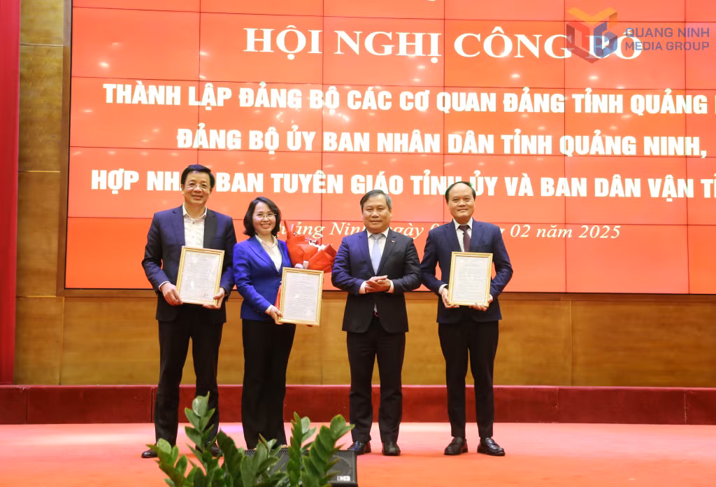 Đồng chí Vũ Đại Thắng, Ủy viên Trung ương Đảng, Bí thư Tỉnh ủy, trao quyết định thành lập Đảng bộ Các cơ quan Đảng tỉnh Quảng Ninh.