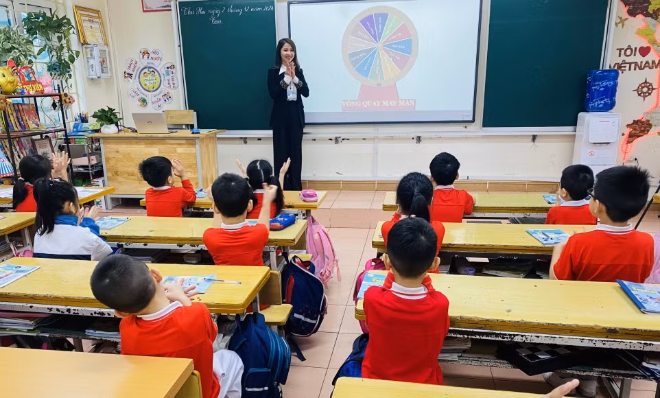 Tiết học dạy toán sử dụng bảng thông minh tại Trường Tiểu học Hạ Long.