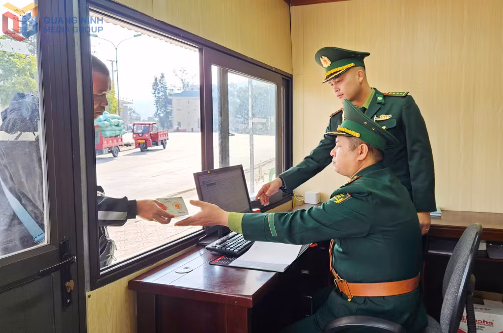 Đại úy Vũ Thanh Đức (người đứng) cùng CBCS đơn vị hỗ trợ doanh nghiệp làm thủ tục xuất khẩu.