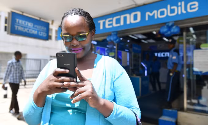 Một người dùng điện thoại thương hiệu Tecno của Transsion ở châu Phi. Ảnh: Medium