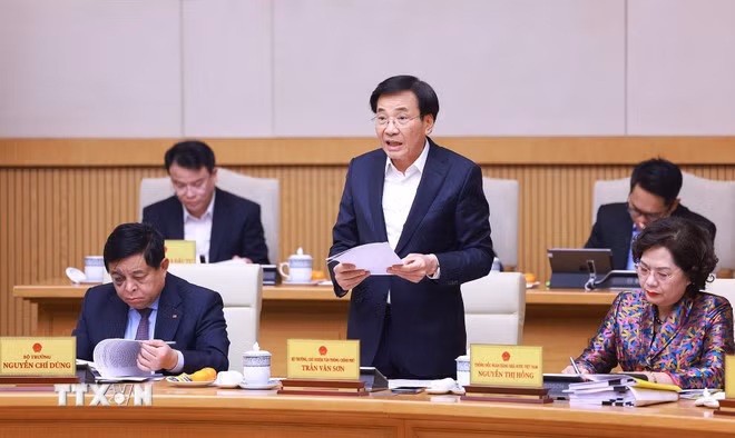 Bộ trưởng, Chủ nhiệm Văn phòng Chính phủ Trần Văn Sơn báo cáo tình hình Tết Nguyên đán Ất Tỵ 2025. (Ảnh: Dương Giang/TTXVN)