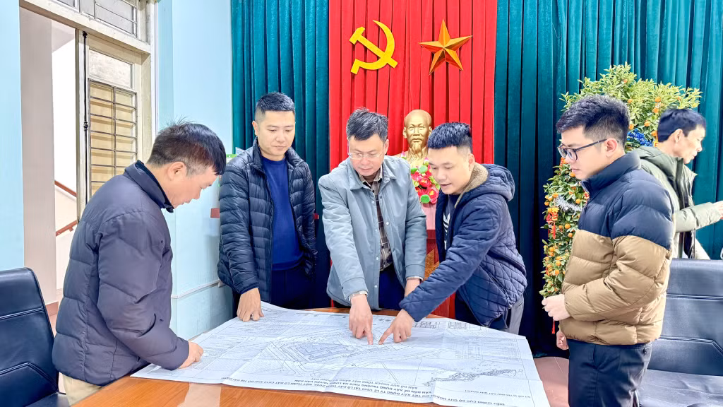 Cán bộ, nhân viên Ban Quản lý dự án đầu tư xây dựng huyện Vân Đồn, rà soát, tháo gỡ những khó khăn cho các dự án đang triển khai.