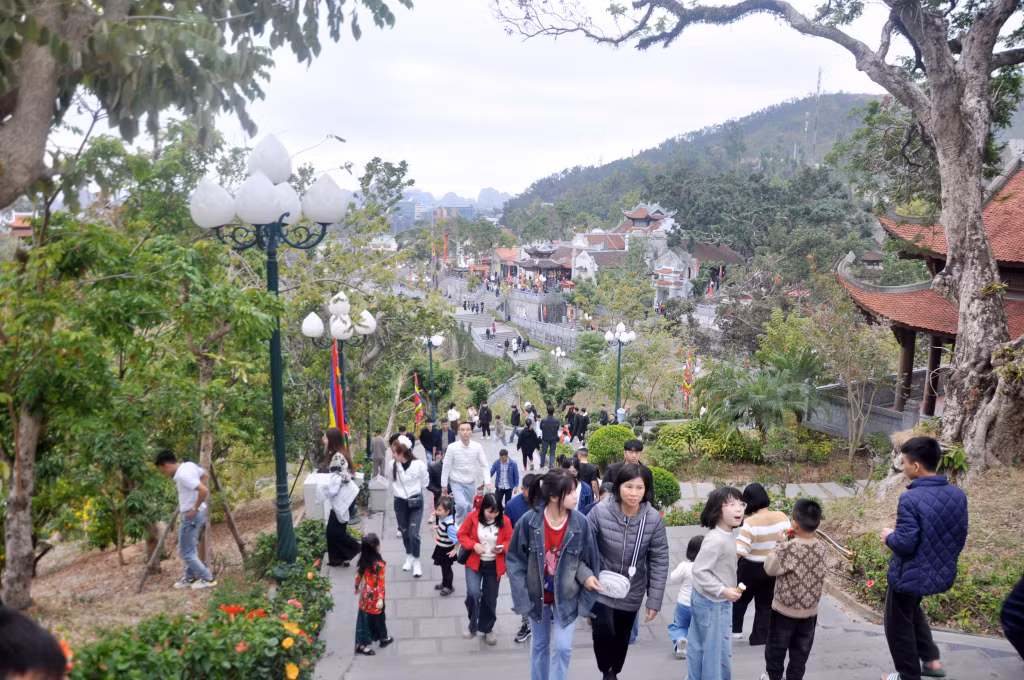 Du khách tham quan tại đền Cửa Ông (TP Cẩm Phả) ngày mùng 3 Tết Ất Tỵ.