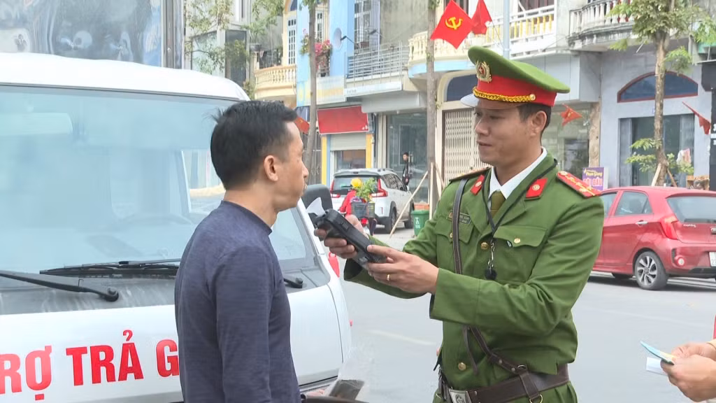 Công an TP Uông Bí kiểm tra nồng độ cồn người điều khiển phương tiện.