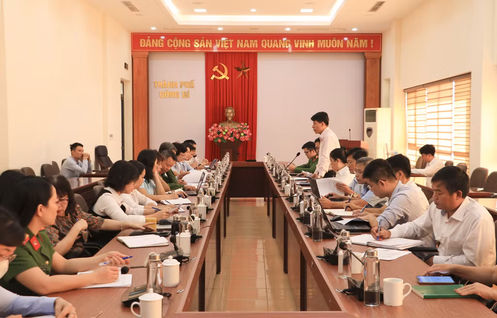 Đoàn giám sát Trung tâm phục vụ Hành chính công tỉnh làm việc với thành phố Uông Bí để giám sát việc thực hiện các nhóm dịch vụ công liên thông gồm Đăng ký khai sinh - Đăng ký thường trú - Cấp thẻ Bảo hiểm y tế cho trẻ dưới 6 tuổi.