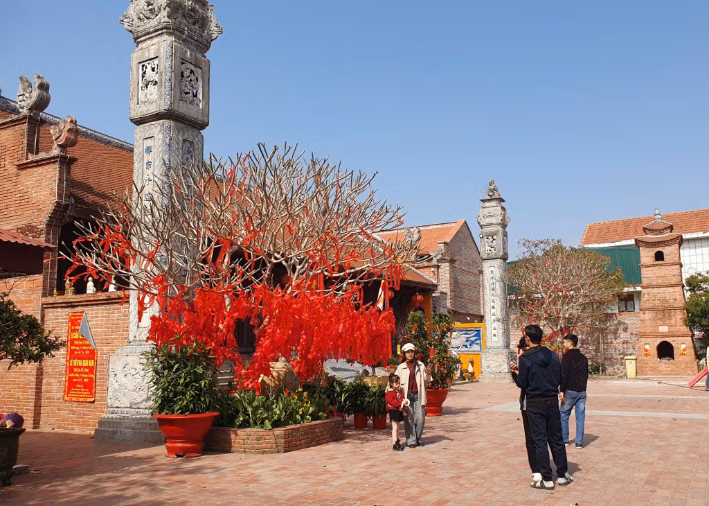 Du khách vãn cảnh tại chùa Hải Hà (Ảnh: Trần Trinh, Trung tâm Truyền thông-Văn hoá Hải Hà)
