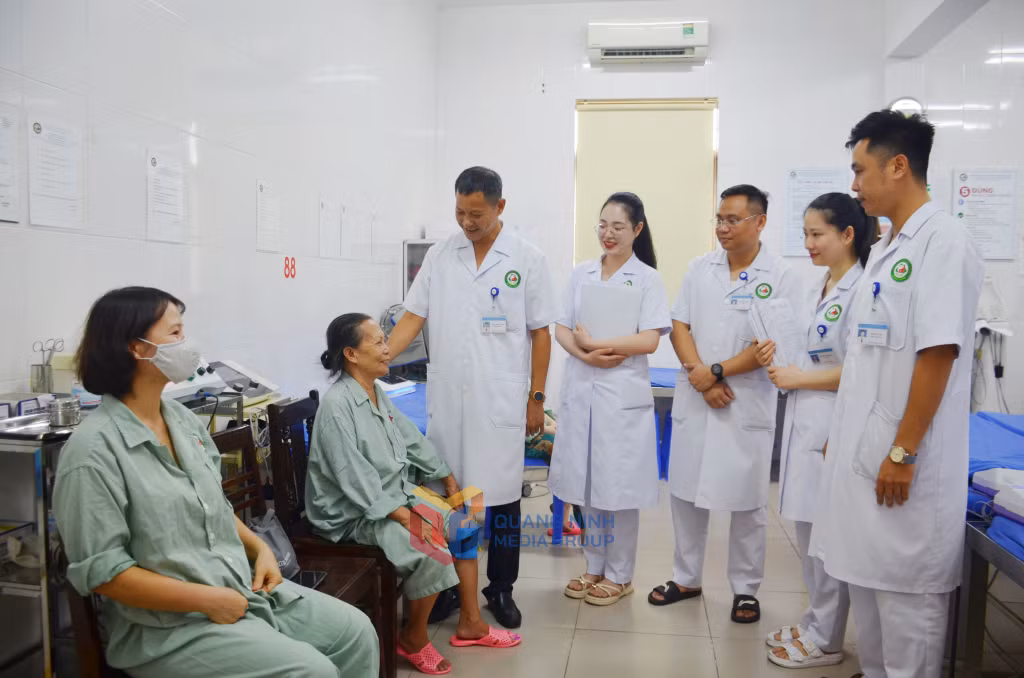 Các bác sĩ Khoa Nội, Bệnh viện Y dược cổ truyền tỉnh thăm khám cho người bệnh.