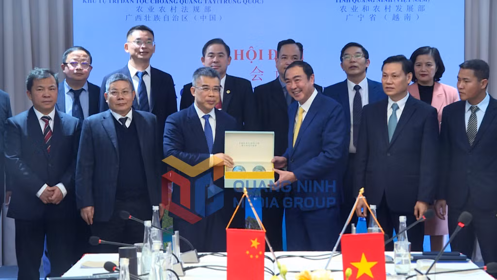 Lãnh đạo Sở Nông nghiệp và Phát triển nông thôn tỉnh Quảng Ninh và Sở Nông nghiệp và Nông thôn Khu tự trị dân tộc Choang Quảng Tây, trao quà, chụp ảnh lưu niệm (2-2025). Ảnh: Hải Hà