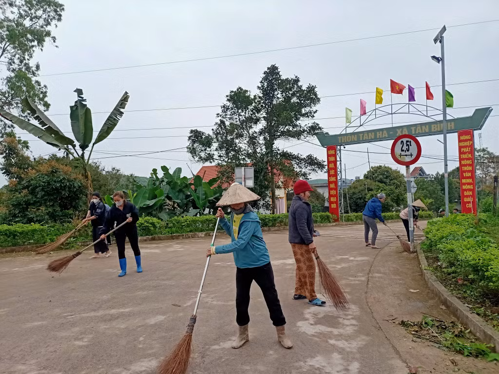 Hội viên phụ nữ xã Tân Bình (huyện Đầm Hà) tham gia chương trình Ngày Chủ nhật xanh.