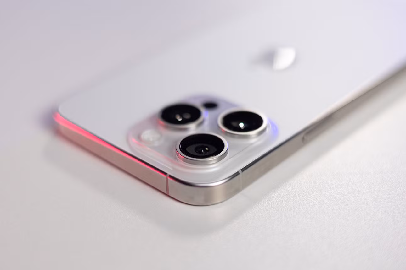Mẫu iPhone 15 Pro được trang bị khung titan. Ảnh: PhoneArena