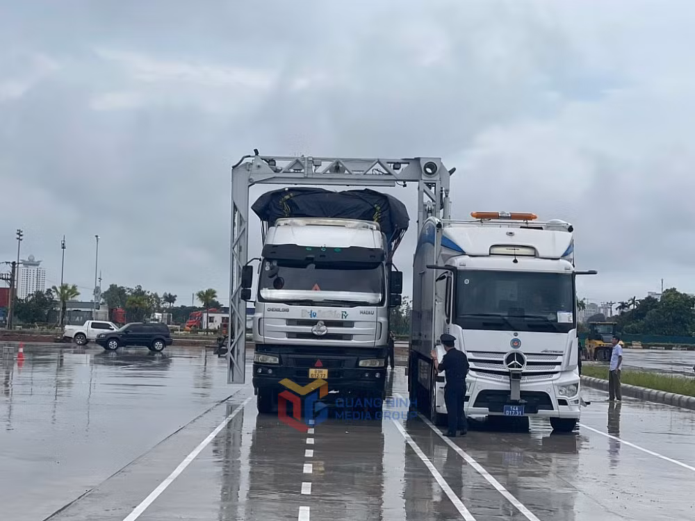 Hoạt động soi chiếu container tại Hải quan Móng Cái.