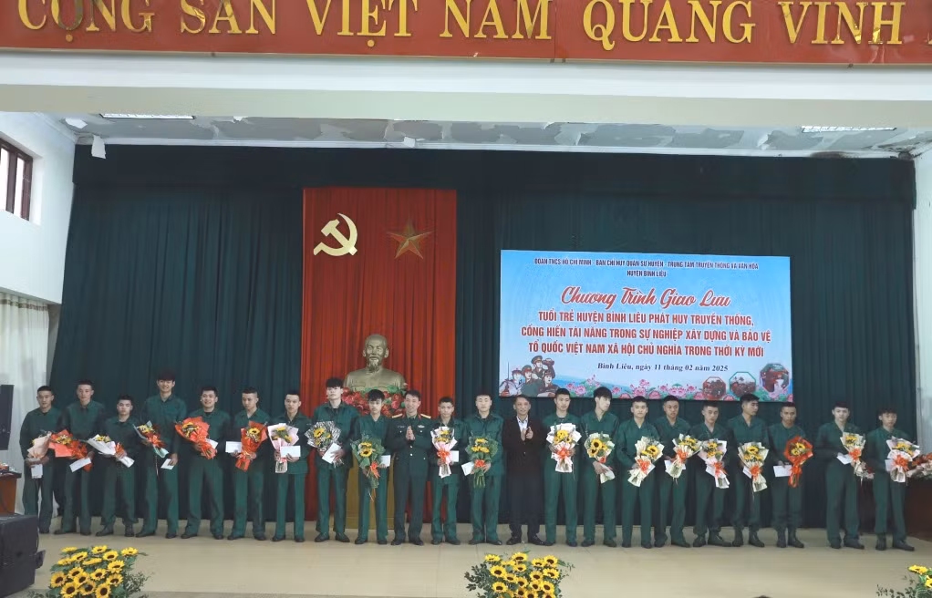 Lãnh đạo huyện Bình Liêu tặng quà động viên các tân binh.