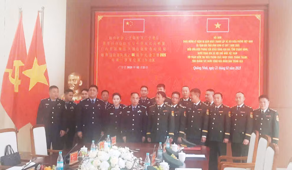 Đoàn Đại biểu Trạm kiểm tra Biên phòng xuất, nhập cảnh Phòng Thành và Đồn Biên cửa khẩu cảng Vạn Gia chụp ảnh lưu niệm.
