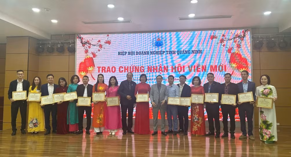 Lãnh đạo Hiệp hội Doanh nghiệp tỉnh trao giấy chứng nhận hội viên mới.