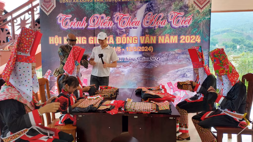 Trình diễn thêu họa tiết trong Ngày hội Kiêng gió xã Đồng Văn, huyện Bình Liêu năm 2024.