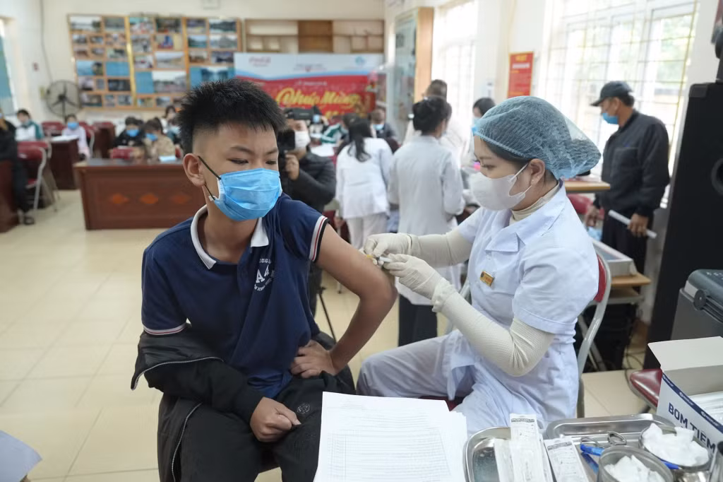 Trạm Y tế phường Hà Phong (TP Hạ Long) tổ chức tiêm vắc-xin phòng bệnh sởi cho trẻ em tại khu 8, phường Hà Phong (khu tái định cư làng chài). Ảnh: Ngọc Phượng (CDC Quảng Ninh)