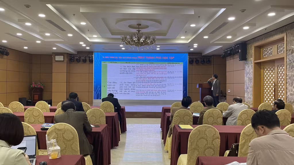 Lãnh đạo Hội Khuyến học tỉnh phổ biến về Đề án Xây dựng xã hội học tập giai đoạn 2021-2030.