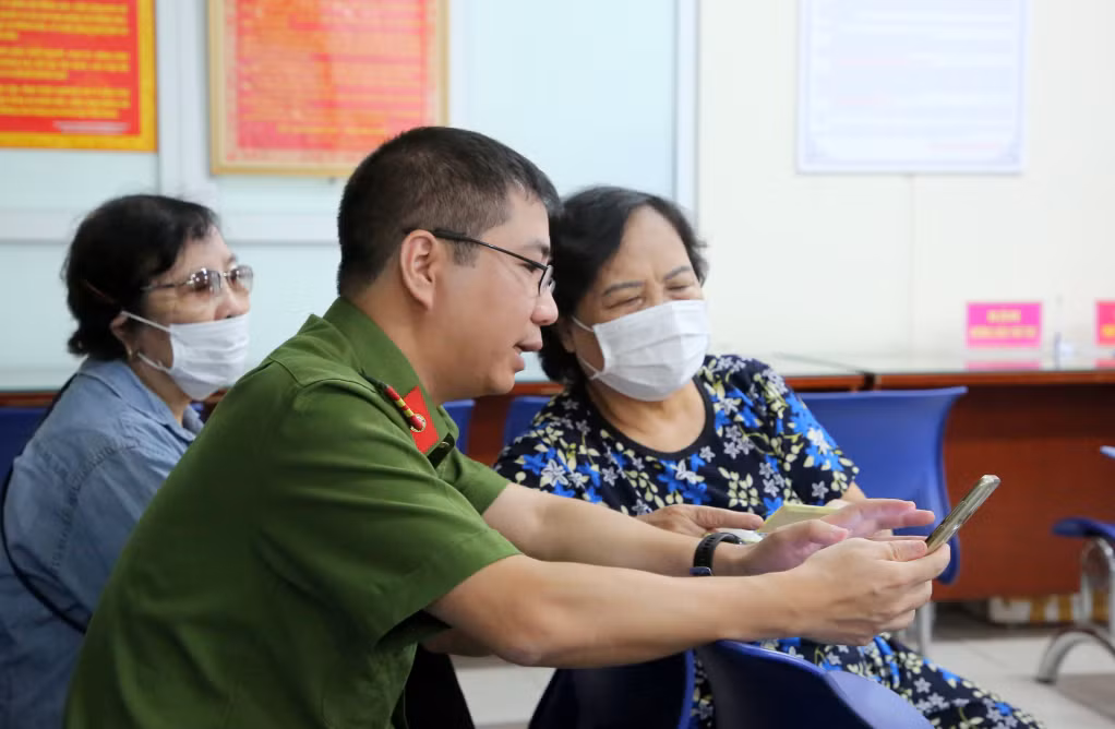 Cán bộ Đội Hướng dẫn đăng ký quản lý cư trú; cấp, quản lý CCCD (Công an tỉnh) hướng dẫn chi tiết các bước cài đặt, đăng ký ứng dụng VNeID cho người dân.