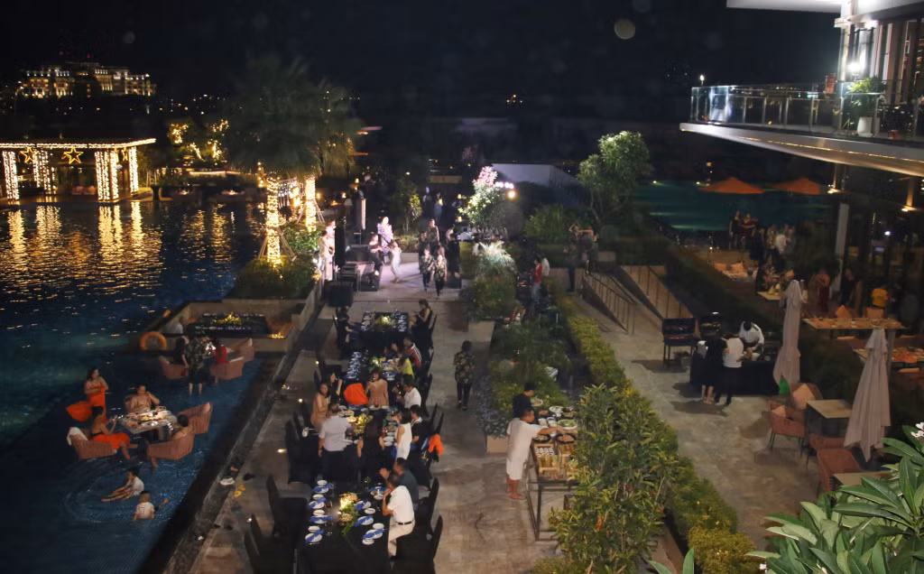 Không gian của Lazy sunset show và Lazy bar được thiết kế liên hoàn đưa du khách lần lượt đến với những trải nghiệm hấp dẫn trong buổi tối cuối tuần tại TP biển Hạ Long xinh đẹp.