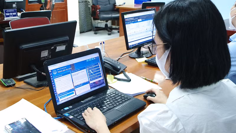 Cán bộ Trung tâm hành chính công TP Hạ Long ứng dụng phần mềm ISO điện tử làm việc mang lại hiệu quả cao.