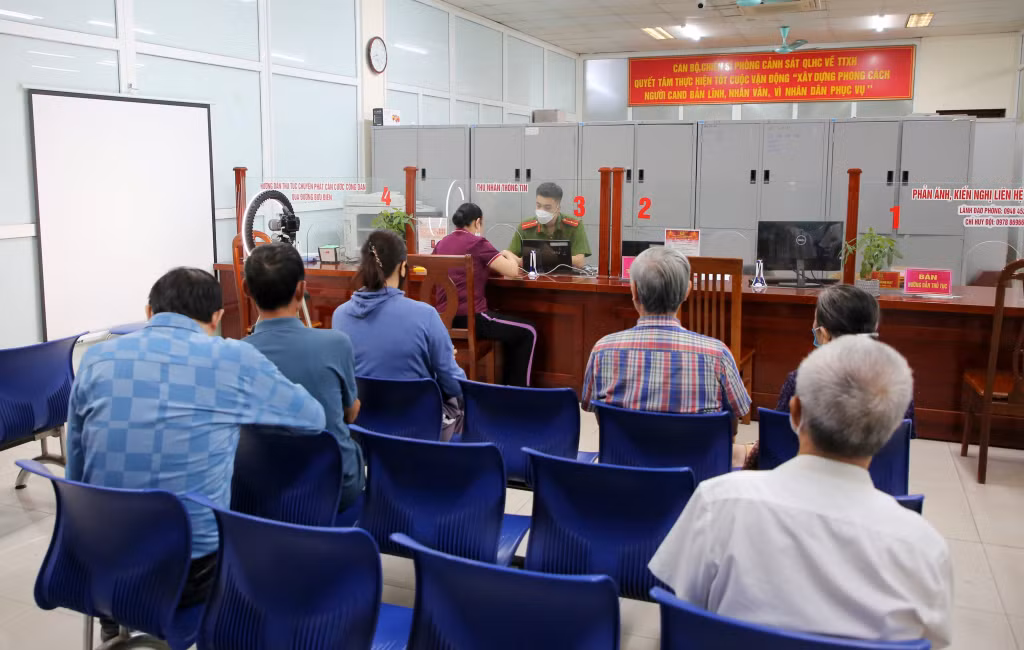 Người dân làm thủ tục cấp tài khoản định danh điện tử mức 2 tại Đội Hướng dẫn đăng ký quản lý cư trú; cấp, quản lý CCCD (Công an tỉnh).