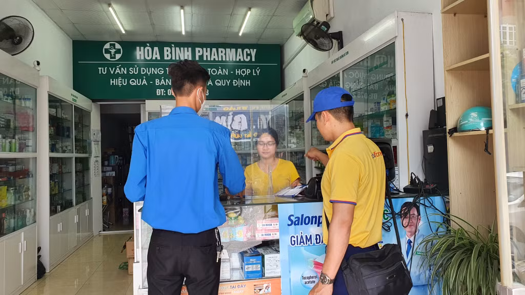 ĐVTN TP Hạ Long hướng dẫn người dân sử dụng quét mã QR để tra cứu nguồn gốc sản phẩm.