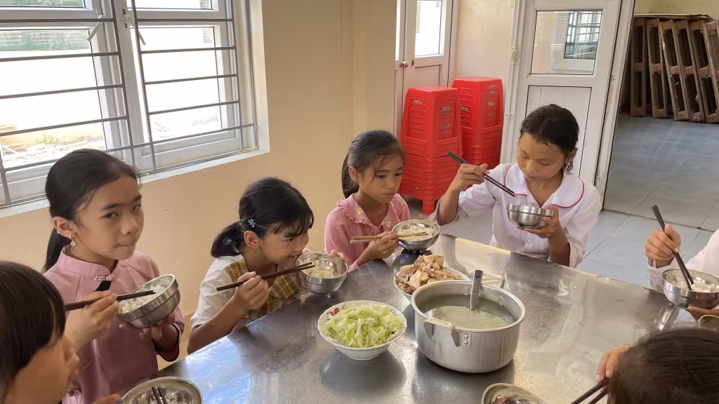 Học sinh ăn bán trú tại Điểm trường Đồng Cậm, Trường Tiểu học Hoành Mô (huyện Bình Liêu).