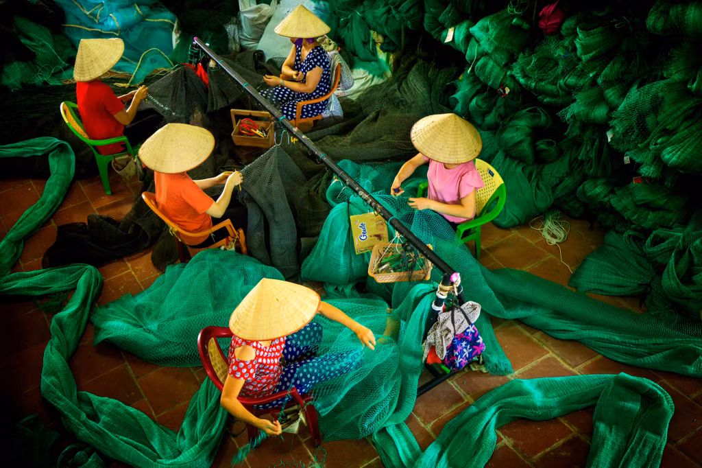 Tổ phụ nữ Hà Nam đan lưới. Ảnh: Dương Văn Toàn (CTV)