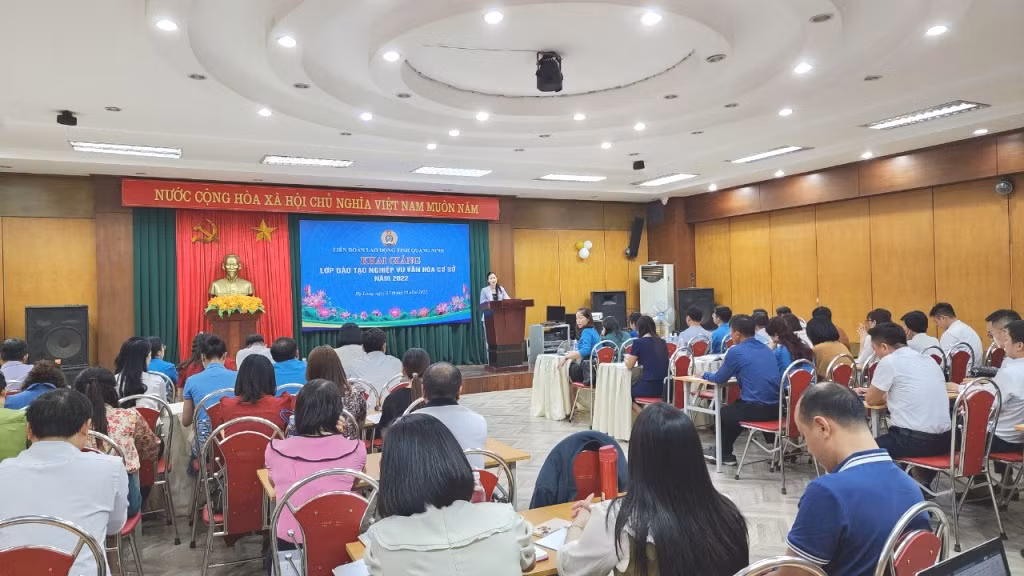 Quang cảnh lớp đào tạo nghiệp vụ văn hóa cơ sở năm 2022 cho cán bộ công đoàn cơ sở.