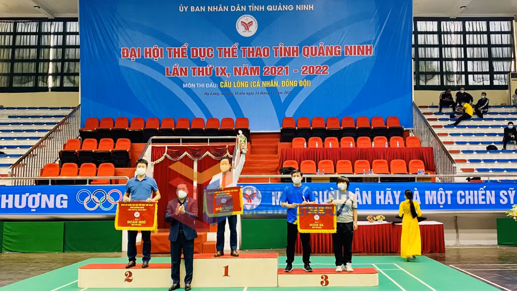 Trao giải cá nhân đồng đội môn cầu lông.