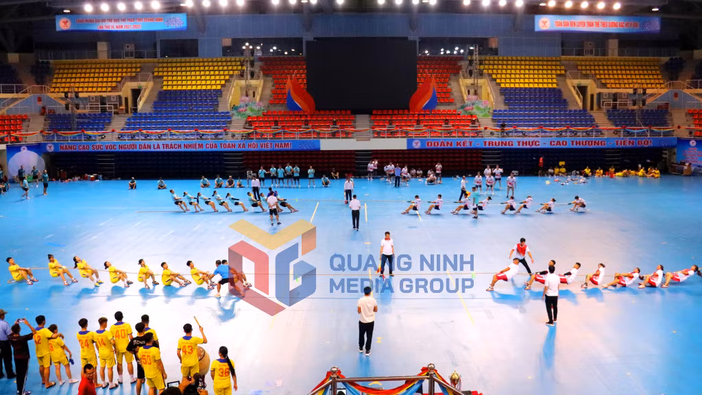 Kéo co nam nữ phối hợp.