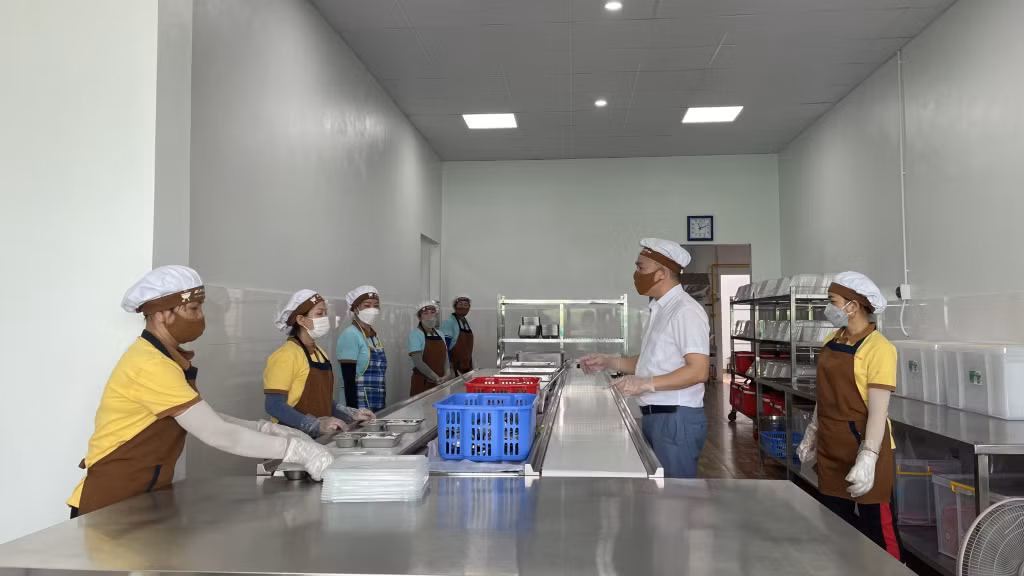 Cơ sở Bếp cô Ba (TX Quảng Yên) hiện đang cung cấp suất ăn cho 9 trường tiểu học trên địa bàn thị xã.