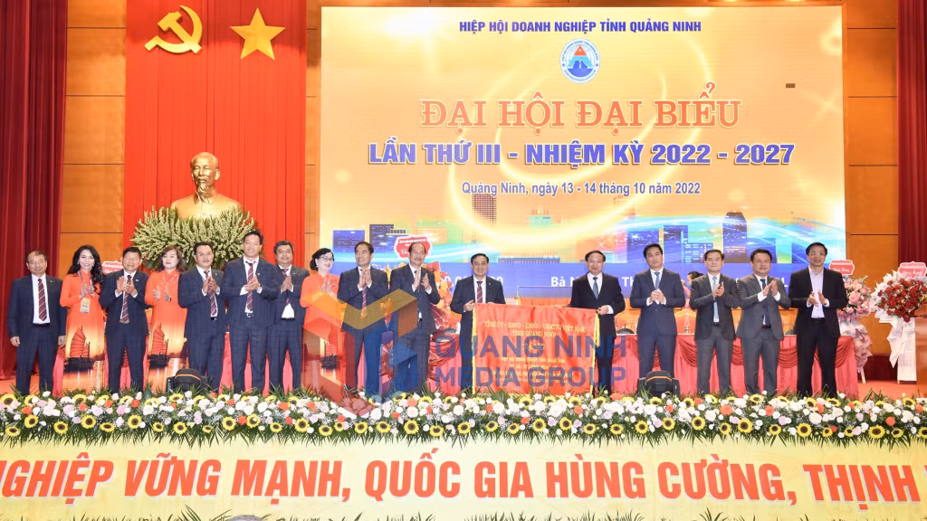 Tỉnh ủy, HĐND, UBND, Ủy ban MTTQ tỉnh tặng Hiệp hội Doanh nghiệp tỉnh bức trướng với nội dung “Tự lực, tự cường, đoàn kết, đổi mới, sáng tạo, hội nhập và phát triển bền vững" (10-2022). Ảnh: Thu Chung
