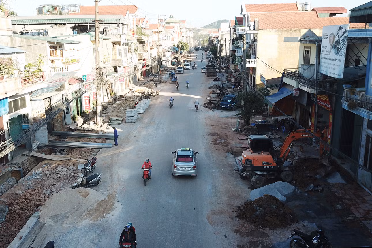 Dự án cải tạo, chỉnh trang QL279 (đoạn ngã tư Ao Cá đến ngã ba Hà Khẩu) có chiều dài 3,45km qua các phường Giếng Đáy, Hà Khẩu (TP Hạ Long) thời điểm thi công chỉnh trang vào tháng 11- 2019. Ảnh: Đỗ Phương
